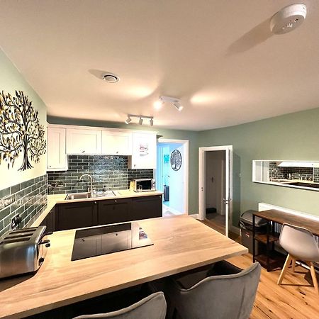 2 Bedroom Apartments Stopoverz Бристол Екстериор снимка