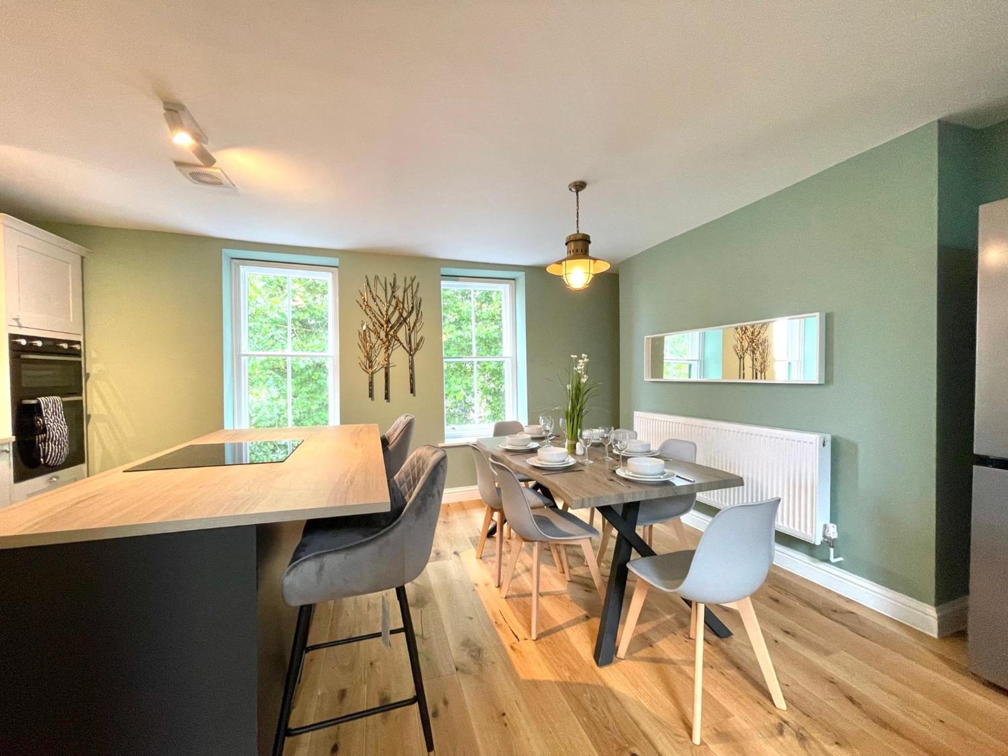 2 Bedroom Apartments Stopoverz Бристол Екстериор снимка