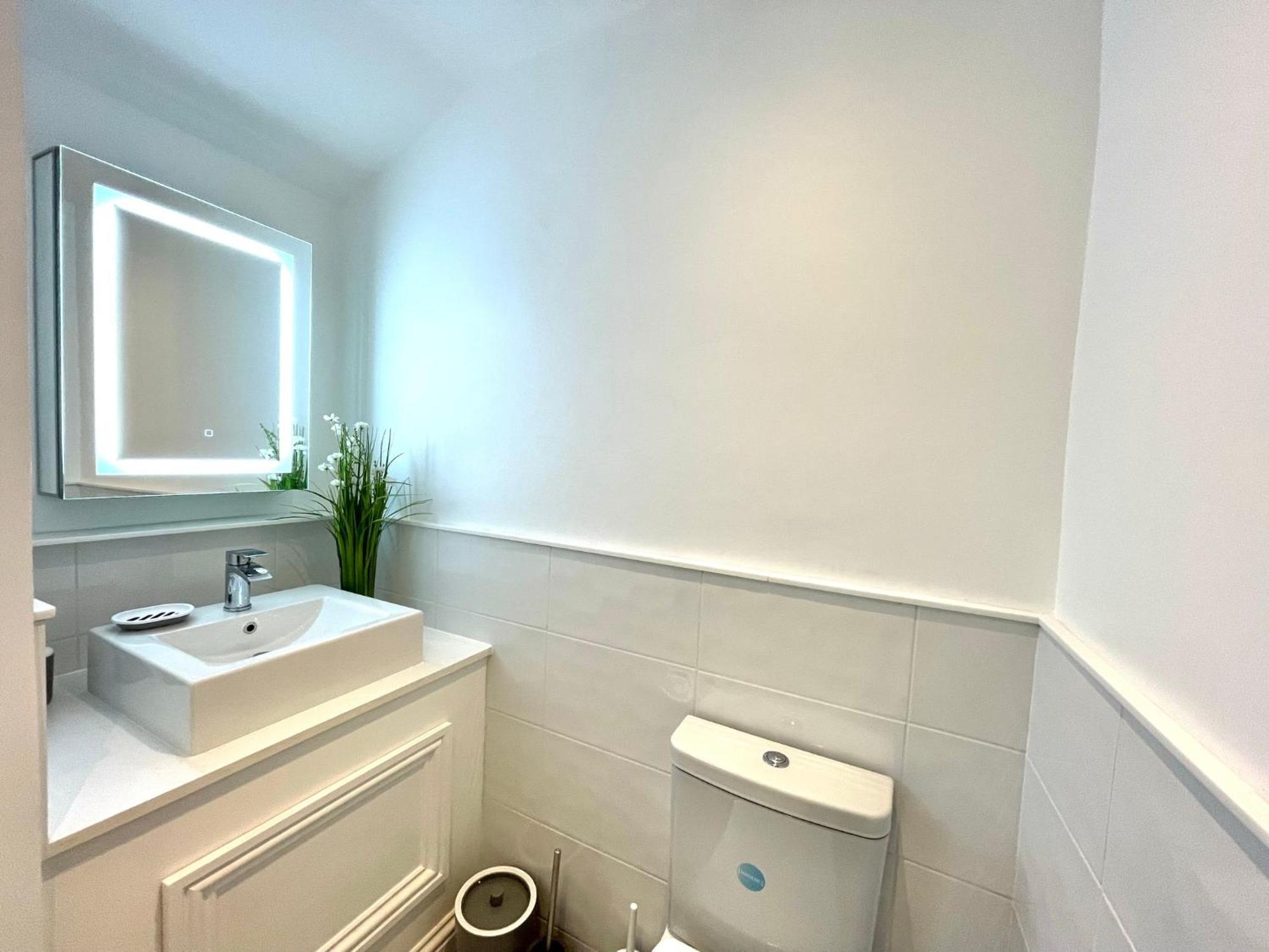 2 Bedroom Apartments Stopoverz Бристол Екстериор снимка