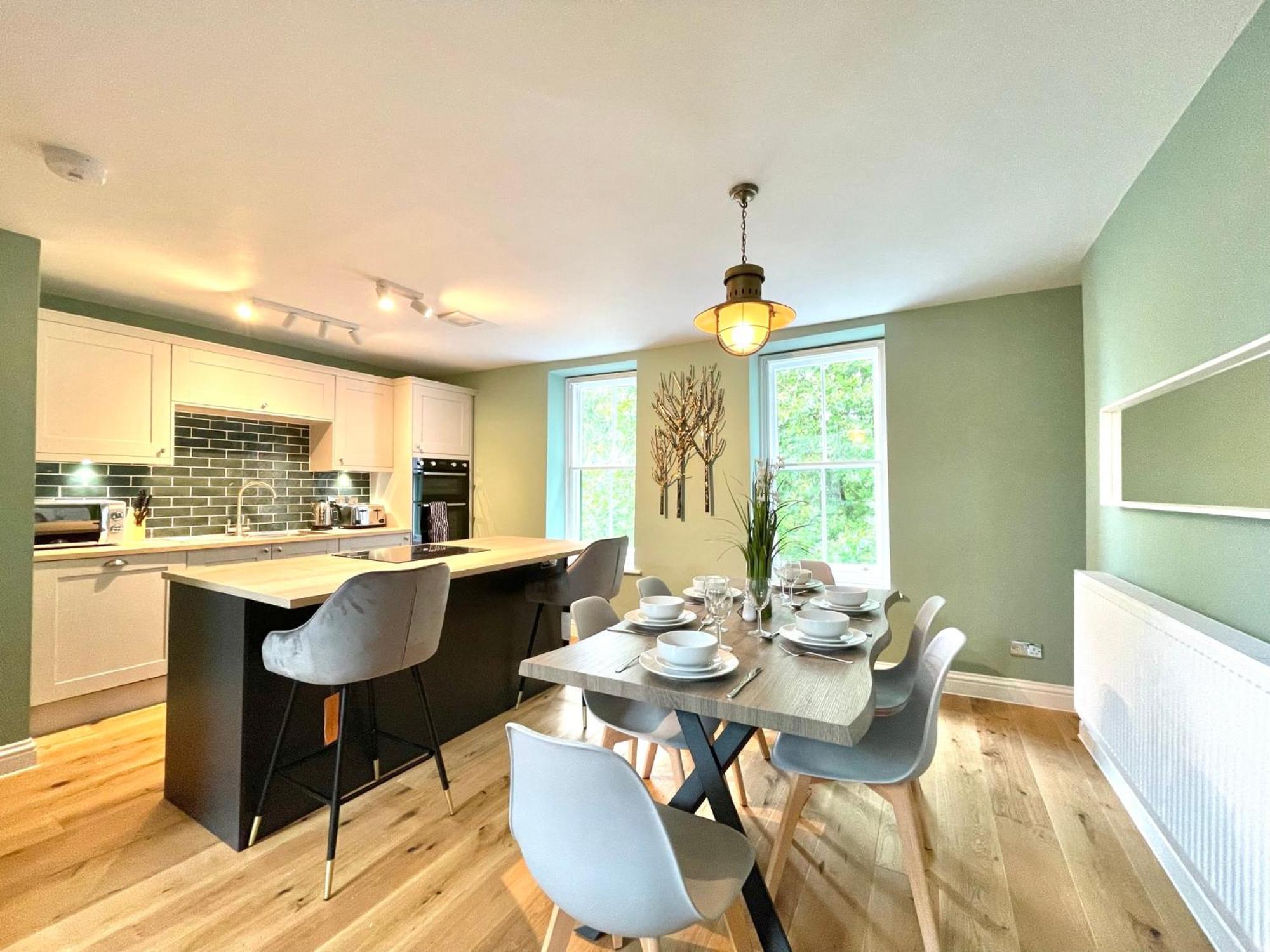 2 Bedroom Apartments Stopoverz Бристол Екстериор снимка