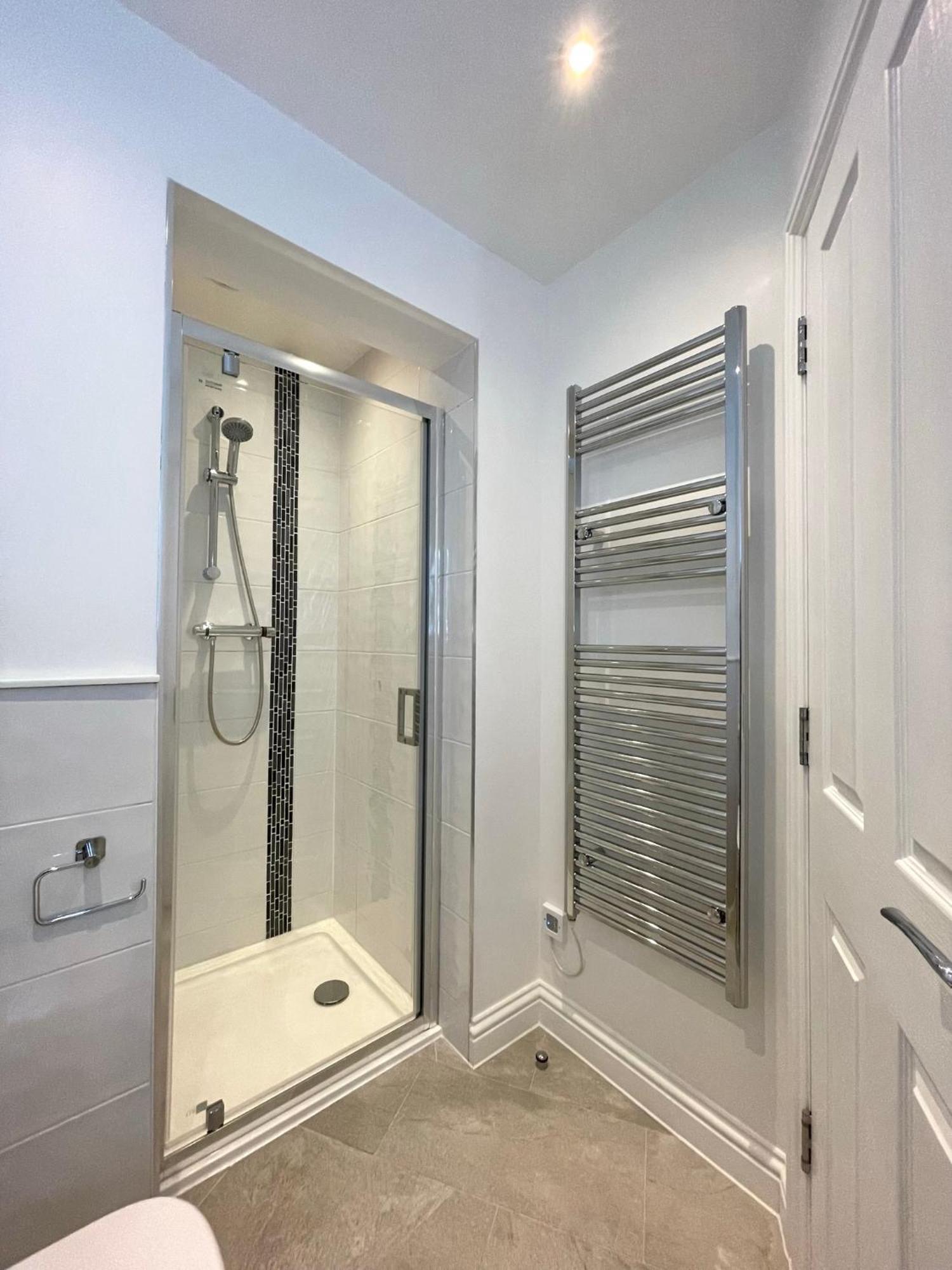2 Bedroom Apartments Stopoverz Бристол Екстериор снимка