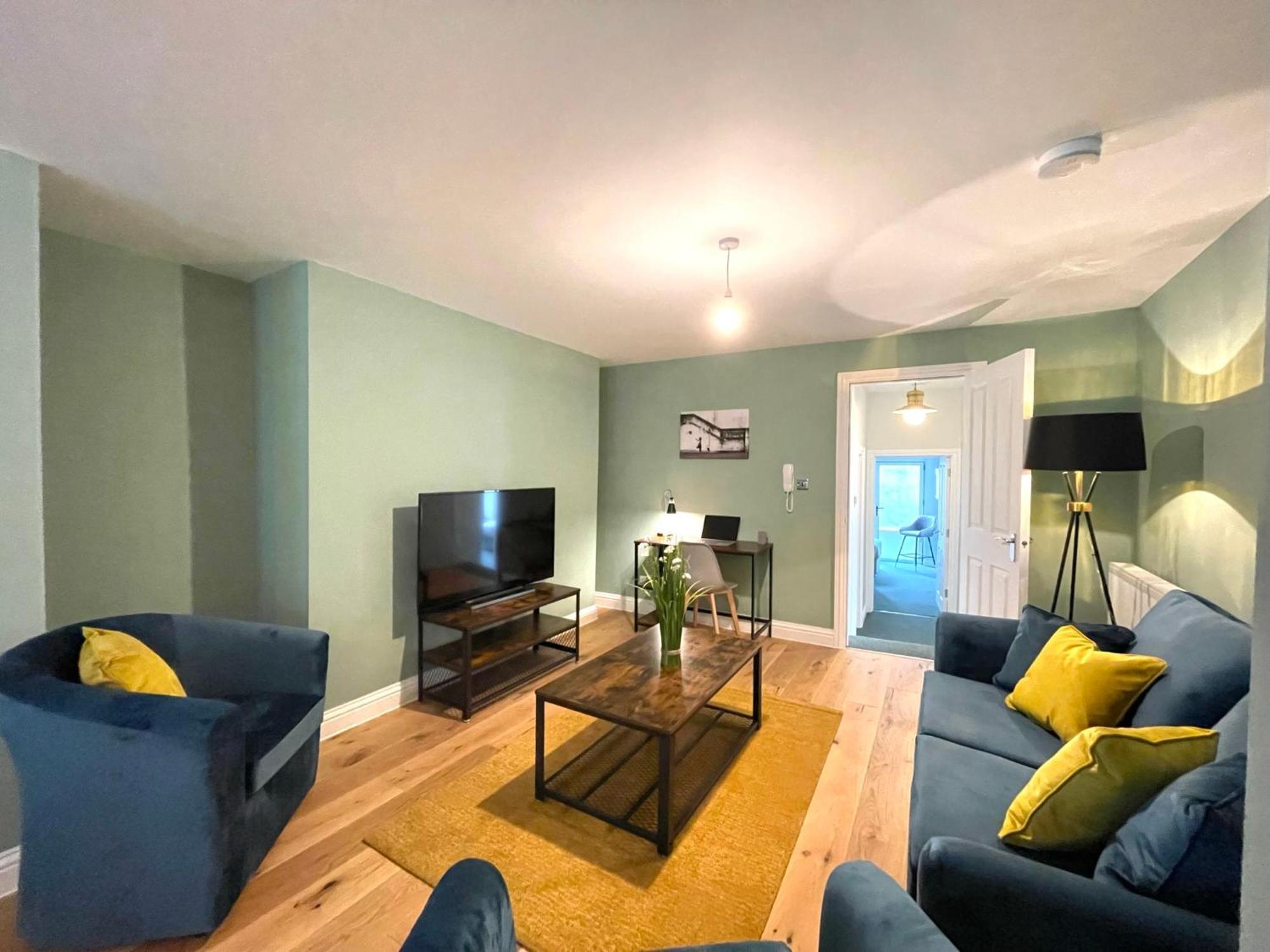 2 Bedroom Apartments Stopoverz Бристол Екстериор снимка