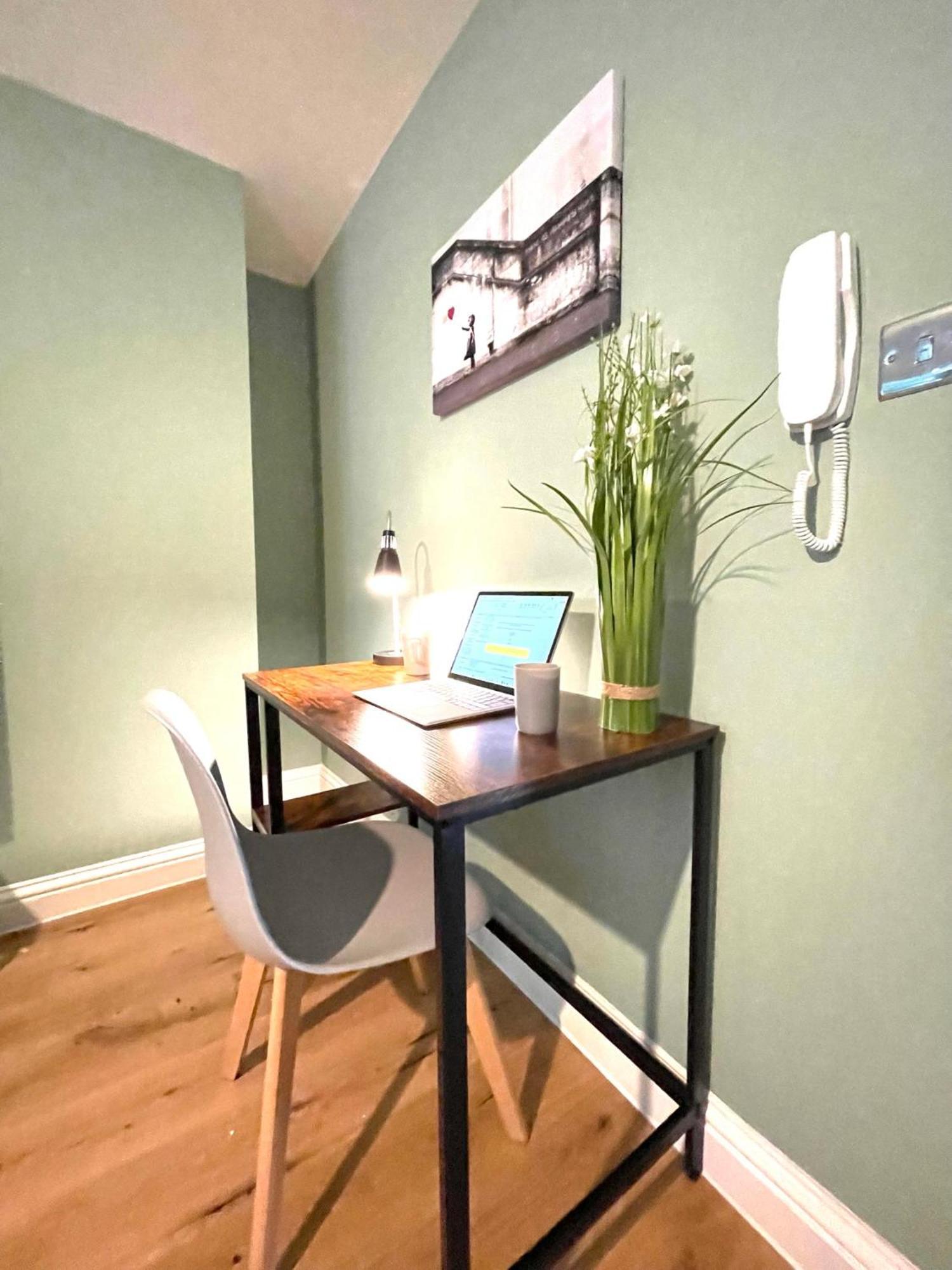 2 Bedroom Apartments Stopoverz Бристол Екстериор снимка