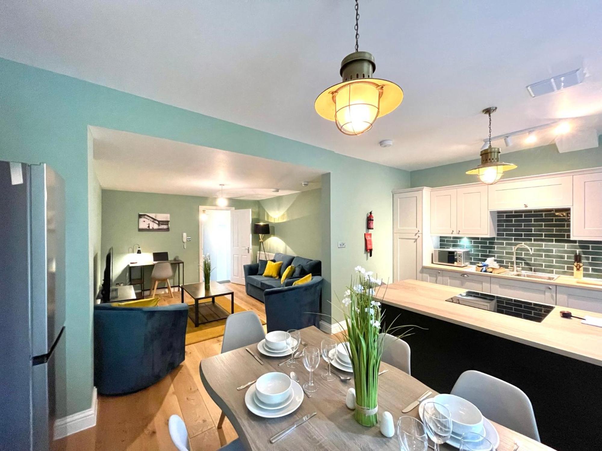 2 Bedroom Apartments Stopoverz Бристол Екстериор снимка