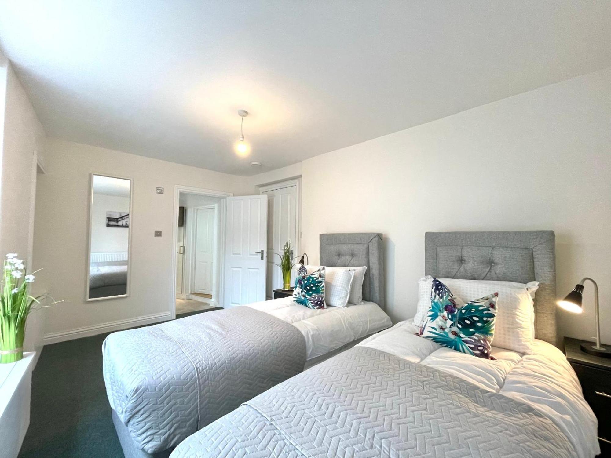 2 Bedroom Apartments Stopoverz Бристол Екстериор снимка