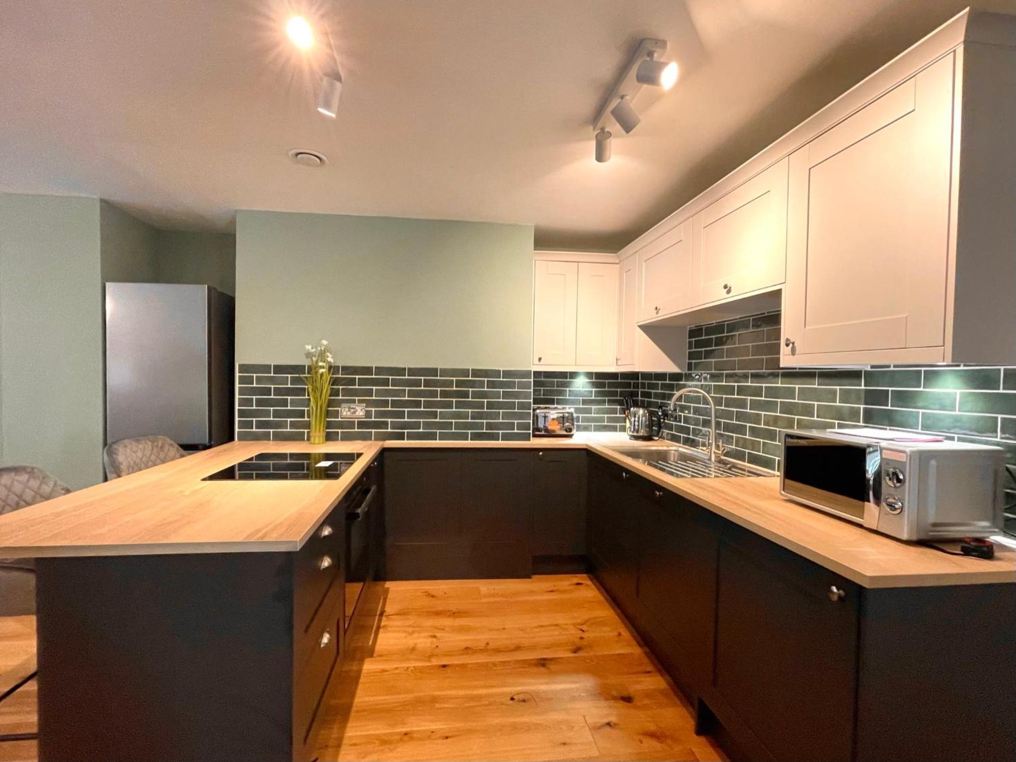 2 Bedroom Apartments Stopoverz Бристол Екстериор снимка