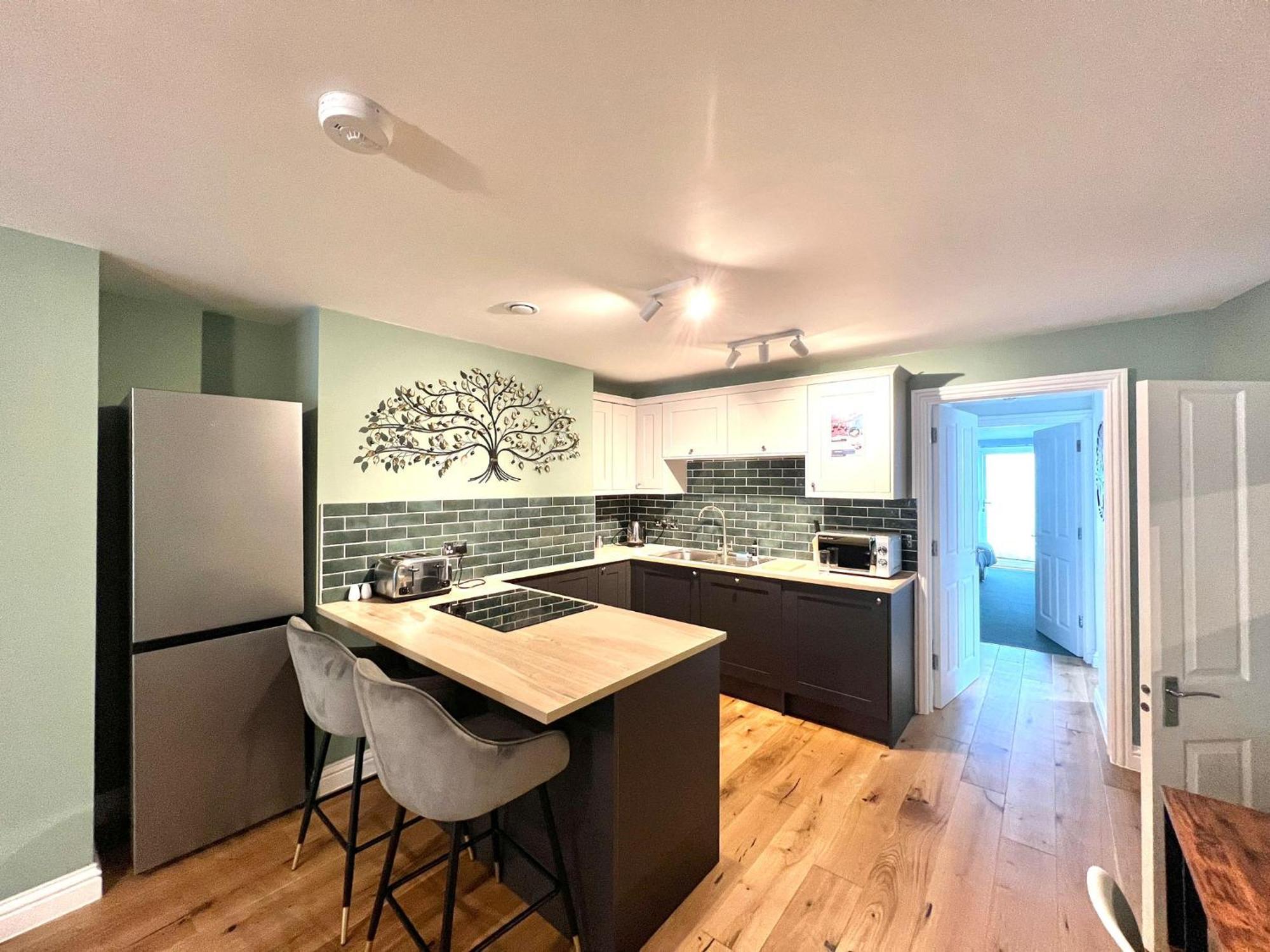 2 Bedroom Apartments Stopoverz Бристол Екстериор снимка